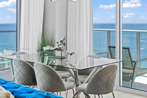 Condominio en alquiler en Hollywood, Florida, 2 dormitorios, 99.87 m2 № 1958877 - foto 1