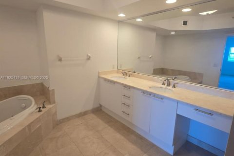 Condominio en alquiler en North Miami, Florida, 3 dormitorios, 175.21 m2 № 1991345 - foto 23