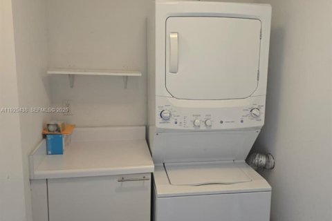 Condominio en alquiler en North Miami, Florida, 3 dormitorios, 175.21 m2 № 1991345 - foto 18