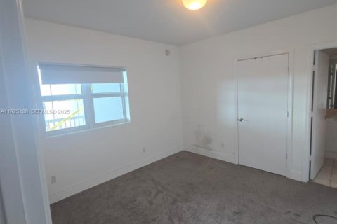 Condominio en alquiler en North Miami, Florida, 3 dormitorios, 175.21 m2 № 1991345 - foto 2