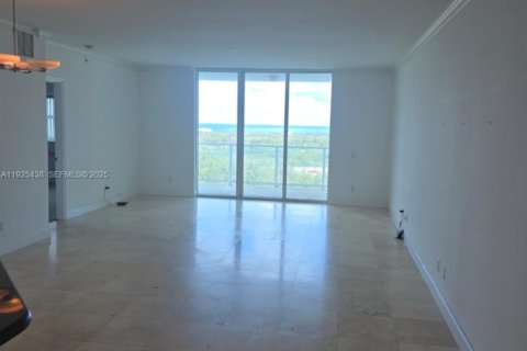 Condominio en alquiler en North Miami, Florida, 3 dormitorios, 175.21 m2 № 1991345 - foto 13