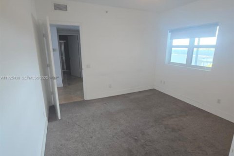 Condominio en alquiler en North Miami, Florida, 3 dormitorios, 175.21 m2 № 1991345 - foto 22