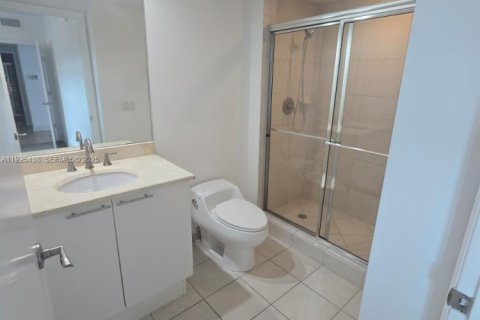Condominio en alquiler en North Miami, Florida, 3 dormitorios, 175.21 m2 № 1991345 - foto 3