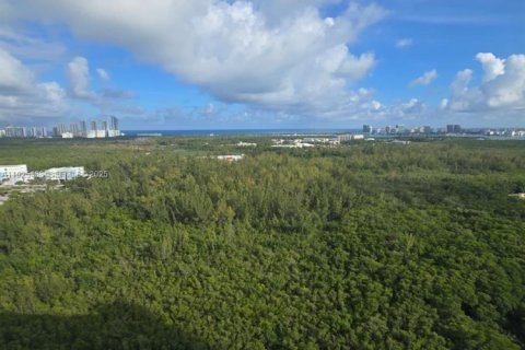 Condominio en alquiler en North Miami, Florida, 3 dormitorios, 175.21 m2 № 1991345 - foto 1