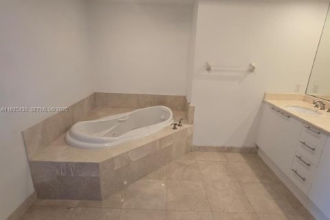 Condominio en alquiler en North Miami, Florida, 3 dormitorios, 175.21 m2 № 1991345 - foto 11