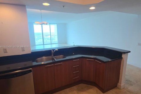 Condominio en alquiler en North Miami, Florida, 3 dormitorios, 175.21 m2 № 1991345 - foto 8