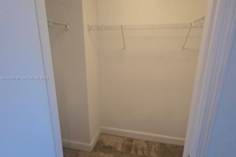 Condominio en alquiler en North Miami, Florida, 3 dormitorios, 175.21 m2 № 1991345 - foto 17