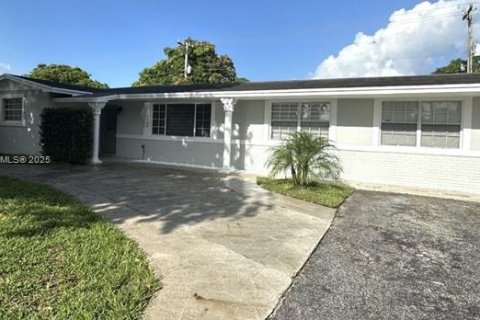 House in Miami Gardens, Florida 3 bedrooms, 167.22 sq.m. № 1811638 - photo 1
