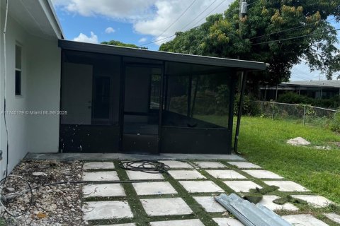 House in Miami Gardens, Florida 3 bedrooms, 167.22 sq.m. № 1811638 - photo 14
