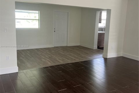 House in Miami Gardens, Florida 3 bedrooms, 167.22 sq.m. № 1811638 - photo 3