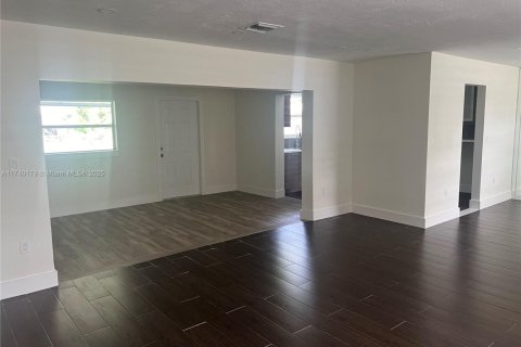 House in Miami Gardens, Florida 3 bedrooms, 167.22 sq.m. № 1811638 - photo 9