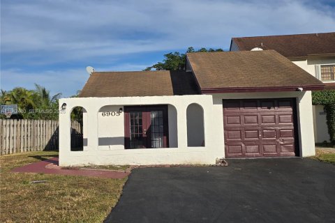 Villa ou maison à vendre à Miami, Floride: 3 chambres, 120.4 m2 № 2007592 - photo 2