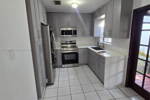 Villa ou maison à vendre à Miami, Floride: 3 chambres, 120.4 m2 № 2007592 - photo 4