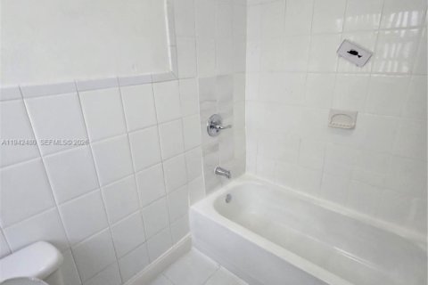 Villa ou maison à vendre à Miami, Floride: 3 chambres, 120.4 m2 № 2007592 - photo 13