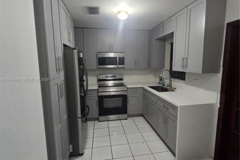 Villa ou maison à vendre à Miami, Floride: 3 chambres, 120.4 m2 № 2007592 - photo 3