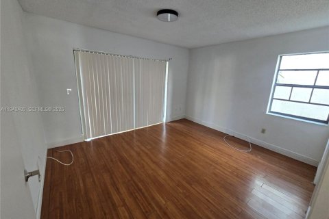 Villa ou maison à vendre à Miami, Floride: 3 chambres, 120.4 m2 № 2007592 - photo 8