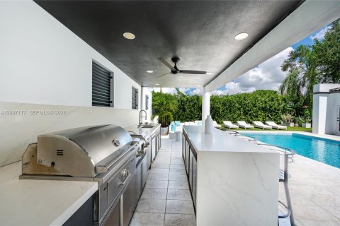 House in Miami, Florida 6 bedrooms, 563.17 sq.m. № 2392579 - photo 5