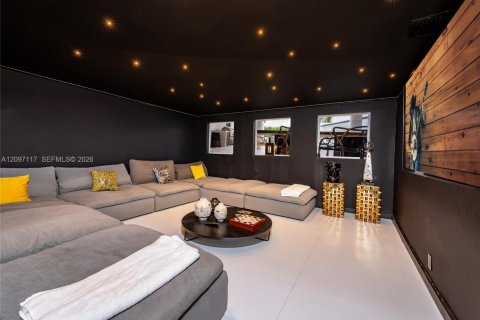 House in Miami, Florida 6 bedrooms, 563.17 sq.m. № 2392579 - photo 23