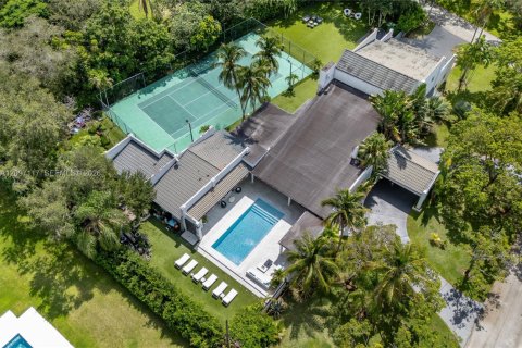 House in Miami, Florida 6 bedrooms, 563.17 sq.m. № 2392579 - photo 27