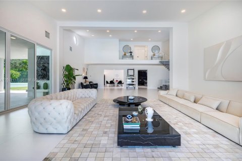 House in Miami, Florida 6 bedrooms, 563.17 sq.m. № 2392579 - photo 15