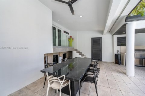 House in Miami, Florida 6 bedrooms, 563.17 sq.m. № 2392579 - photo 8