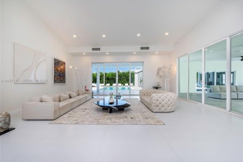 House in Miami, Florida 6 bedrooms, 563.17 sq.m. № 2392579 - photo 12