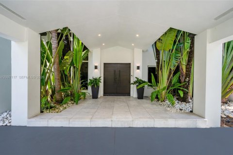 House in Miami, Florida 6 bedrooms, 563.17 sq.m. № 2392579 - photo 2