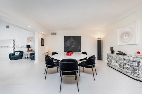 House in Miami, Florida 6 bedrooms, 563.17 sq.m. № 2392579 - photo 20