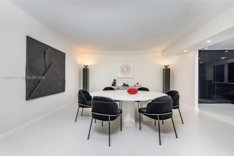 House in Miami, Florida 6 bedrooms, 563.17 sq.m. № 2392579 - photo 19