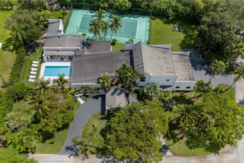 House in Miami, Florida 6 bedrooms, 563.17 sq.m. № 2392579 - photo 24