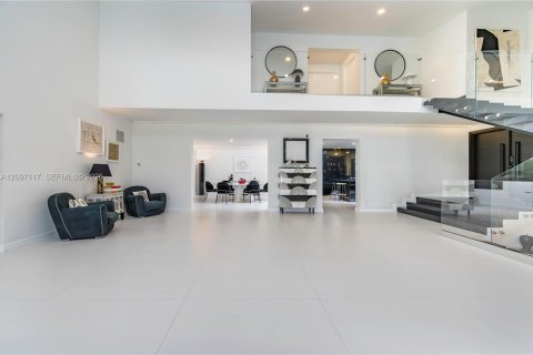 House in Miami, Florida 6 bedrooms, 563.17 sq.m. № 2392579 - photo 14