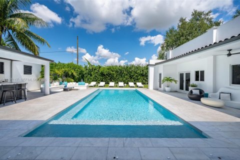 House in Miami, Florida 6 bedrooms, 563.17 sq.m. № 2392579 - photo 3
