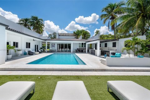 House in Miami, Florida 6 bedrooms, 563.17 sq.m. № 2392579 - photo 4