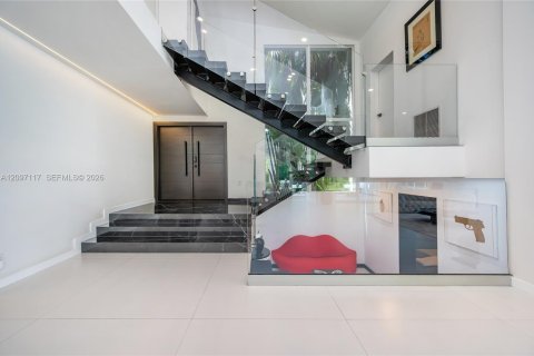 House in Miami, Florida 6 bedrooms, 563.17 sq.m. № 2392579 - photo 17
