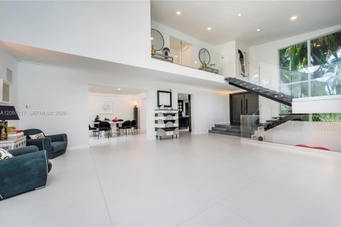 House in Miami, Florida 6 bedrooms, 563.17 sq.m. № 2392579 - photo 16