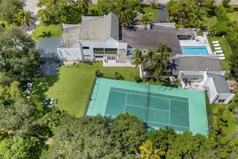 House in Miami, Florida 6 bedrooms, 563.17 sq.m. № 2392579 - photo 26