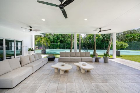 House in Miami, Florida 6 bedrooms, 563.17 sq.m. № 2392579 - photo 9
