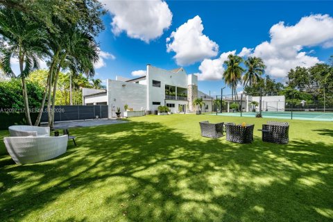 House in Miami, Florida 6 bedrooms, 563.17 sq.m. № 2392579 - photo 11