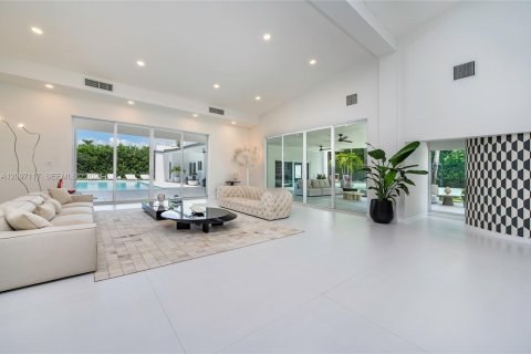 House in Miami, Florida 6 bedrooms, 563.17 sq.m. № 2392579 - photo 13