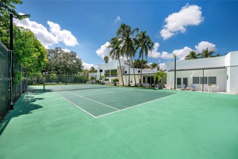 House in Miami, Florida 6 bedrooms, 563.17 sq.m. № 2392579 - photo 10