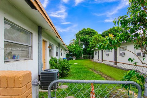 Immobilier commercial à vendre à Lauderhill, Floride: 209.03 m2 № 2185446 - photo 4