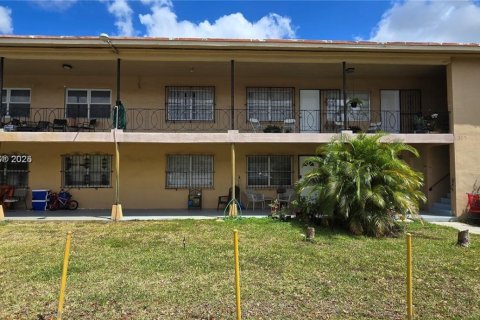 Condo in Hialeah, Florida, 2 bedrooms  № 1809754 - photo 1