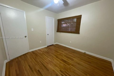 House in Coral Gables, Florida 3 bedrooms, 127.46 sq.m. № 2066907 - photo 26