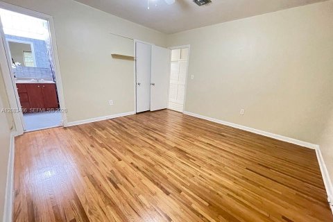 House in Coral Gables, Florida 3 bedrooms, 127.46 sq.m. № 2066907 - photo 18