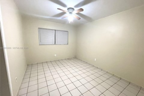 House in Coral Gables, Florida 3 bedrooms, 127.46 sq.m. № 2066907 - photo 19