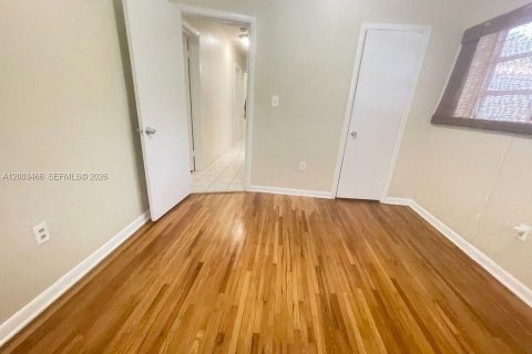 House in Coral Gables, Florida 3 bedrooms, 127.46 sq.m. № 2066907 - photo 24