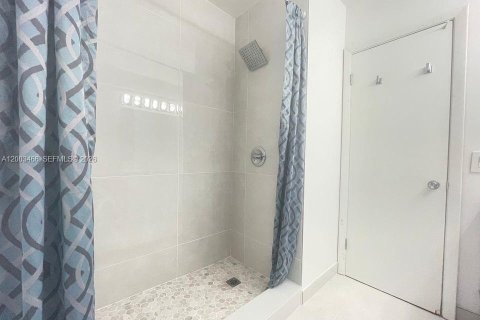 House in Coral Gables, Florida 3 bedrooms, 127.46 sq.m. № 2066907 - photo 21