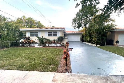 House in Coral Gables, Florida 3 bedrooms, 127.46 sq.m. № 2066907
