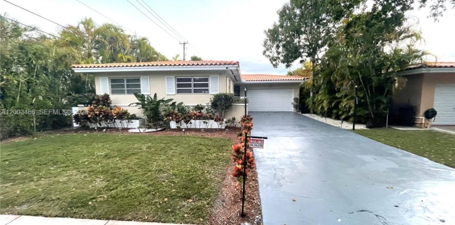 House in Coral Gables, Florida 3 bedrooms, 127.46 sq.m. № 2066907
