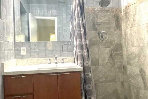 House in Coral Gables, Florida 3 bedrooms, 127.46 sq.m. № 2066907 - photo 17